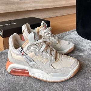 Woman’s Jordan MA2